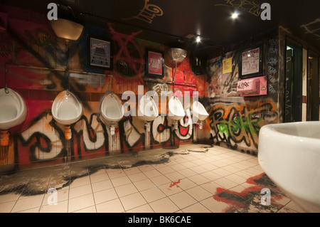 Graffiti, die umgebenden Herren Urinale in 60 Millionen Postkarten, Bournemouth, Dorset, England, UK Stockfoto