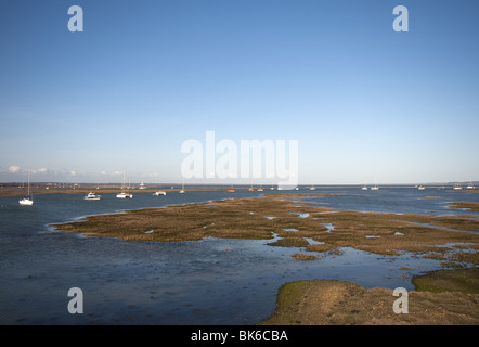 Blick vom Hurst Strand Kies spucken über die Sümpfe in Richtung Lymington, Hampshire, England, UK Stockfoto