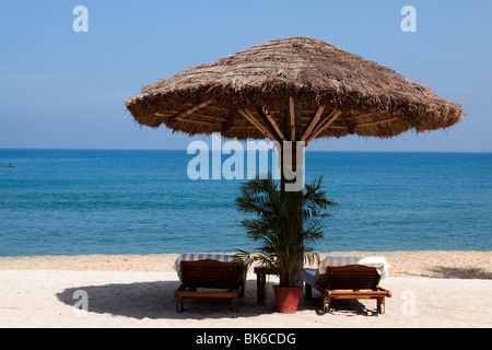 Liegestuhl am Meer in einem Hotelresort in Kerala Zustand-Indien Stockfoto