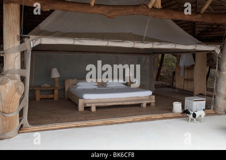 Ein Bett im Shompole Lodge in Kenia, Afrika Stockfoto