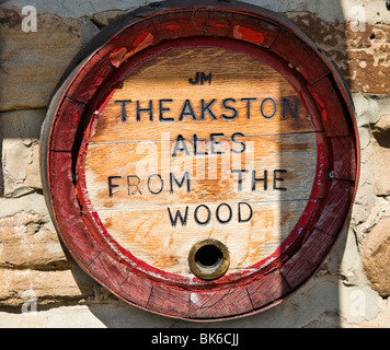 Fass außerhalb Theakston Brauerei, Masham, Yorkshire Dales, North Yorkshire, England, UK, Stockfoto