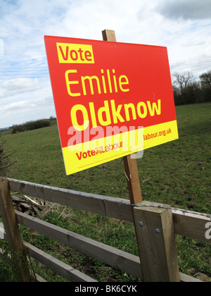 Unterstützt ein Kandidat East Midlands Labour Party bei den Parlamentswahlen 2010 U.K. am Straßenrand Sign. Stockfoto