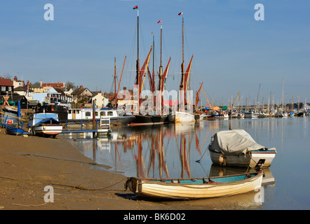 MALDON, ESSEX, Vereinigtes Königreich - 10. APRIL 2010: Die Themse fährt auf dem Fluss Blackwater Stockfoto