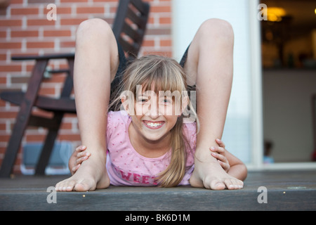 Kinder spielen einen athletischen Trick. Stockfoto