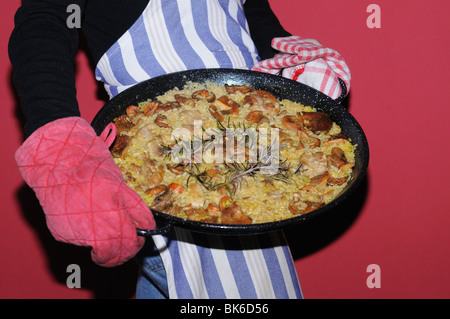 Frau hält eine Paella (traditionelle Comunidad Gericht). Valencia. Spanien Stockfoto