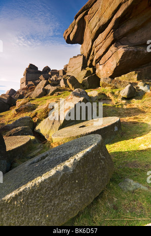 Porträt der Felsformationen auf Stanage Edge mit Mühlsteine im Vordergrund Stockfoto