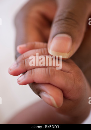 Nahaufnahme der Mutter halten Baby Baby es hand Stockfoto