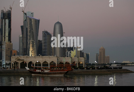 Dämmerung über West Bay in Doha, Katar Stockfoto