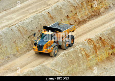 Muldenkipper im Kalksteinbruch Stockfoto