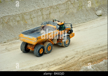 Muldenkipper im Kalksteinbruch Stockfoto