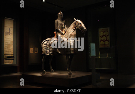 Skulptur von amoured Ritter auf Pferd im Museum für islamische Kunst (MIA) in Doha, Katar Stockfoto