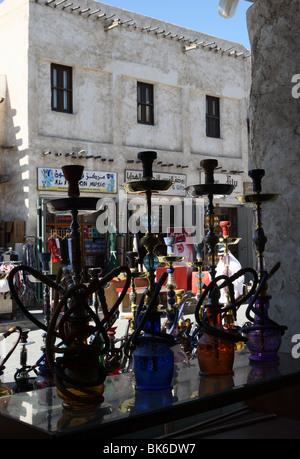 Shisha für den Verkauf in einem Schaufenster im Souq Waqif, alte Souk, Doha, Katar, Nahost, Asien Stockfoto