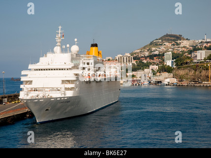 Ein Kreuzfahrtschiff vor Anker im Hafen von Funchal auf der portugiesischen Insel Madeira Stockfoto