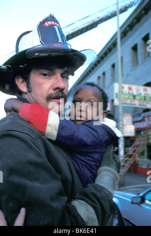 Feuerwehrmann retten Angst afroamerikanische Kleinkind Stockfoto