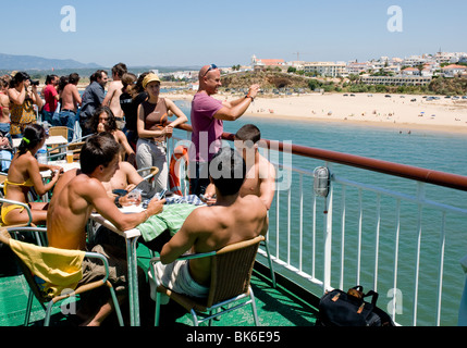 Jugendlich aussehende Passagiere an Bord die Autofähre nach Madeira entspannen und die Aussicht genießen, da das Schiff Südportugal fährt. Stockfoto