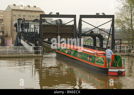 Schmale Boot betreten der Anderton Boot Lift Stockfoto