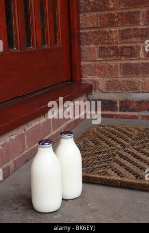 Milch Flaschen durch die Haustür, Nahaufnahme, UK Stockfoto