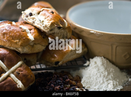 Hot Cross Buns mit Zutaten und mischende Schüssel Stockfoto