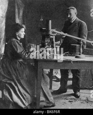 MARIE CURIE - Polen geborenen französischen Physiker und Ehemann Pierre in Paris Labor Stockfoto