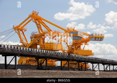 Kohle, beweglichen Maschinen am Port Waratah in Newcastle ist die weltweit größte Kohle Hafen, Australien. Stockfoto