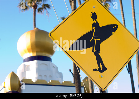 Ein Surfer crossing Schild mit SRF im Hintergrund in Encinitas. Stockfoto