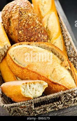 Verschiedene Arten von frisch gebackenem Brot im Korb Stockfoto