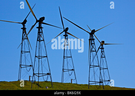 Windkraftanlagen auf Hügel Stockfoto