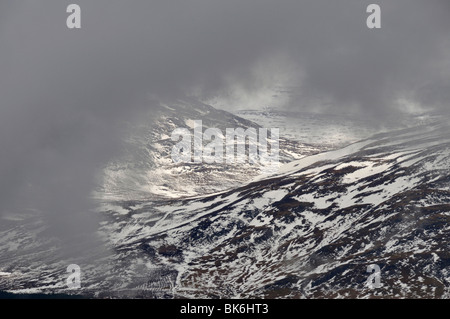 Verschneiten Monadhliath durch Wolke aus Creag Na Doire Duibhe, Dalwhinnie Stockfoto