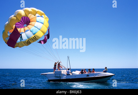 Urlauber, die Teilnahme an Windbeständigkeit Aktivitäten abseits Küste von Vilamoura, Algarve Provinz Portugals Stockfoto