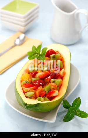 Obstsalat mit Paw Paw Schritt für Schritt: PA 492 R-PA 493 B-PA493E-PA 494 J Stockfoto