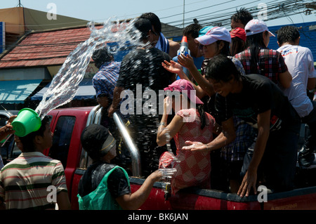 Pickup-Truck Füllung von Menschen Spritzwasser beim Songkran Festival Koh Phangan Thailand Stockfoto