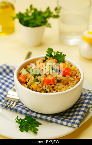 Vollkorn Reis mit Surimi und Gemüse. Schritt für Schritt: PEGCR 4-PEGCTP - PEGCYC - PEGD2P Stockfoto