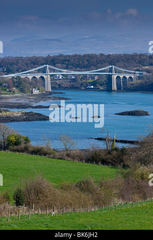 Die Menai-Brücke über die Menai Straits Anglesey (Ynys Mon) und die walisische Festland verbindet. Stockfoto