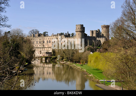 Warwick Castle und Fluß Avon in Frühling, Warwickshire, England, UK Stockfoto