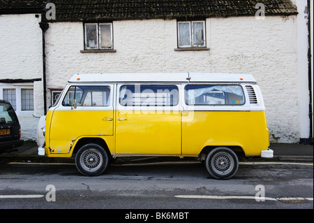 Volkswagen Camper van gelb Hippie Hippies camping VW feste Profil Seite Ansicht Retro-Retrospektive vintage Stockfoto