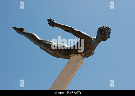 Bronzestatue eines Taucher-Top von der "La Quebrada Cliffs, Acapluco, Mexiko, wo Taucher von einer hohen Klippe ins Meer stürzen. Stockfoto