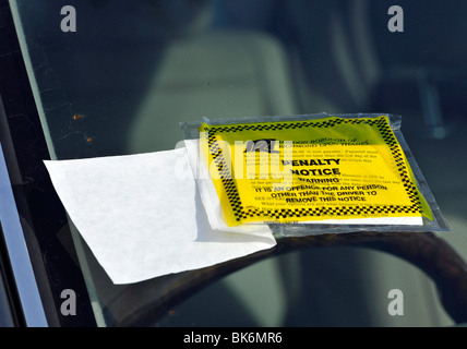 Festen Strafe Ticket beigefügt Auto Windschutzscheibe, London, England, UK. Stockfoto