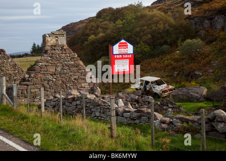 Ruine für den Verkauf. Verfallenes Haus am Straßenrand, eine zerstörte Steinhütte in Ullapool zum Verkauf und zur Restaurierung, Schottland, Großbritannien Stockfoto