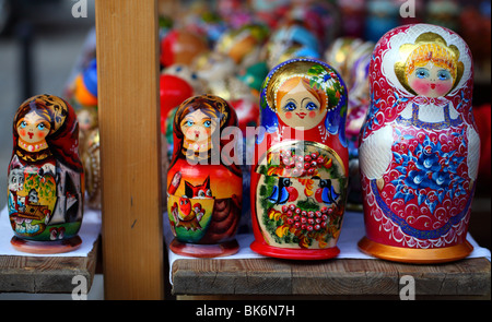 Matroschka Matrioshkas bunten Puppe Puppen, Babuschka Babushkas russische bunten Puppe Puppen, russische verschachtelte Puppe Puppen Stockfoto