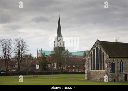 Guildhall (ursprünglich die Kirche der Greyfriars, Datierung von 1269) im Priorat Park mit Chichester Cathedral. England. Stockfoto