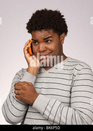 Afroamerikanischen jungen Mann am Handy sprechen. © Katharine Andriotis Stockfoto