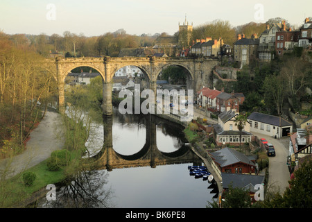 Der Eisenbahnviadukt über den Fluß Nidd bei Knaresborough in North Yorkshire, England Stockfoto