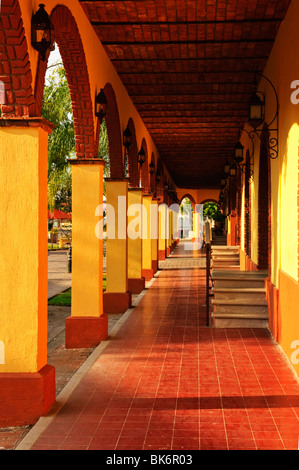 Überdachten Gehweg in Tlaquepaque Einkaufsviertel in Guadalajara, Jalisco, Mexiko Stockfoto