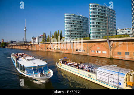 Fernsehturm aus Spree Kanal mit Booten in den Vordergrund-Berlin-Deutschland Stockfoto