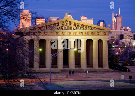 Parthenon-Replikat in Nashville, Tennessee, mit Skyline hinter Stockfoto