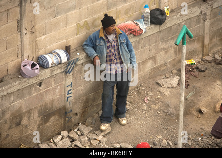 Ein undokumentierter zentralamerikanischer Migrant Reise quer durch Mexiko in uns zu wirken wartet ein Güterzug, Mexiko-Stadt abfliegen springen Stockfoto