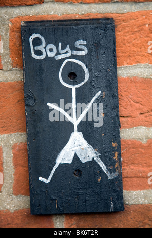 Jungen-WC-Schild an Ziegelwand mit Strichmännchen zeichnen Stockfoto