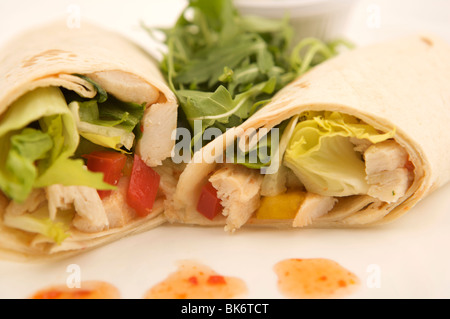 Gebratenes Hähnchen-Salat-Wrap-sandwich Stockfoto