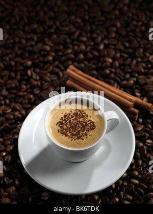 Tasse Kaffee Latte mit Schokolade auf Kaffeebohnen Hintergrund Stockfoto