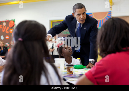 Präsident Barack Obama spricht mit Schülern bei einem Besuch in der Dr. Martin Luther King Jr. Charter School in New Orleans Stockfoto